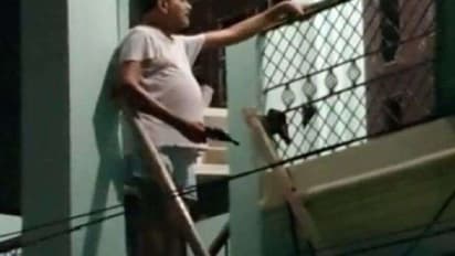 नशे में पिता ने चलाई गोलियां,बिस्तर से भागे बेटे-बहू, बाथरूम का दरवाजा तोड़कर पुलिस ने पकड़ा