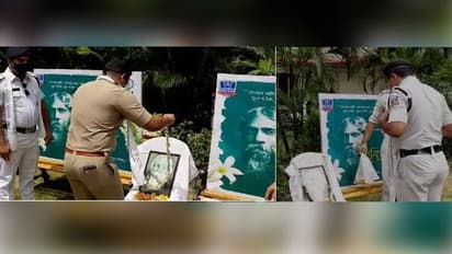 লকডাউন মেনেই কবি প্রণাম, মালা পরিয়ে রবীন্দ্রসংগীতও গাইলেন বিধান নগর সিটি পুলিশ