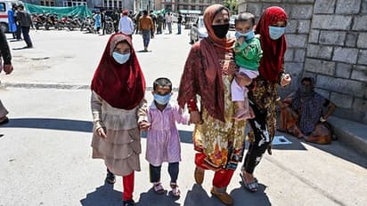 भारत में कोरोना: मुंबई में कोरोना की वजह से बीएमसी कमिश्नर को पद से हटाया गया, एक साल पहले ही संभाला था पद