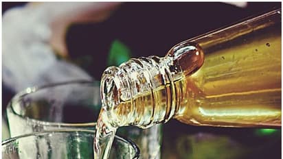 എറണാകുളത്ത് പൊലീസുകാരുടെ നേതൃത്വത്തിൽ വ്യാജമദ്യ വിൽപ്പന, കയ്യോടെ പൊക്കി എക്സൈസ്