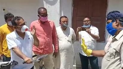 করোনা সংকটে রাজ্য সরকারের ভূমিকায় ক্ষোভ, উত্তরবঙ্গে ধর্না দুই বিজেপি সাংসদের