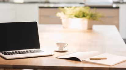 ഇരുന്ന് ജോലി ചെയ്യുന്നത് മൂലമുള്ള നടുവേദന ഒഴിവാക്കാം; ചെയ്യാവുന്ന അഞ്ച് കാര്യങ്ങള്‍...