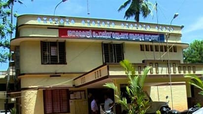 പ്രവാസിയുടെ വീട്ടിൽ പരിശോധന, എസ്ഐയും സംഘവും മദ്യം കടത്തി; 'ഒന്നും കിട്ടിയില്ലെന്ന്' പൊലീസ്