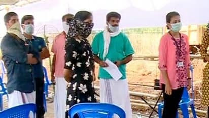 സ്ഥിതി ഗുരുതരം: കാസർകോട് അതിർത്തിയിൽ കുടുങ്ങി മലയാളികൾ; 50 ലേറെ പേർ അകലം പാലിക്കാതെ കൂടി നിൽക്കുന്നു