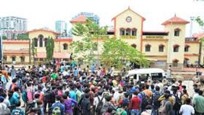 ಲಾಕ್‌ಡೌನ್‌ ಇದ್ರೂ ರೈಲ್ವೇ ಸ್ಟೇಷನ್‌ನಲ್ಲಿ ಜಮಾಯಿಸಿದ್ರು ಸಾವಿರಾರು ಜನ..!