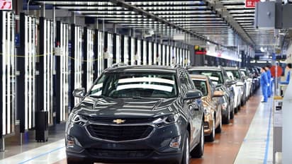 ಕಾರುಗಳ ಮಾರಾಟ ಭರ್ಜರಿ ಏರಿಕೆ: ಬೈಕ್‌, ಸ್ಕೂಟರ್ ಮಾರಾಟ ಇಳಿಕೆ!