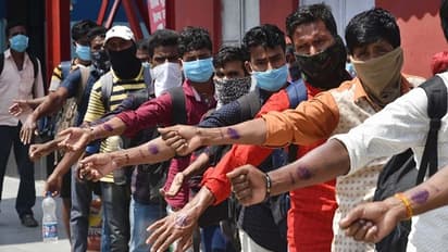 നാട്ടിലേക്ക് മടങ്ങാന് പണമില്ലാത്ത അതിഥി തൊഴിലാളികളുടെ ചെലവ് വഹിക്കുമെന്ന് മഹാരാഷ്ട്ര സർക്കാർ