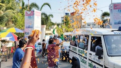 'করোনা যুদ্ধ' জিতে ফিরলেন ৩৬ জন, পুষ্পবৃষ্টিতে স্বাগত জানালেন স্থানীয়েরা