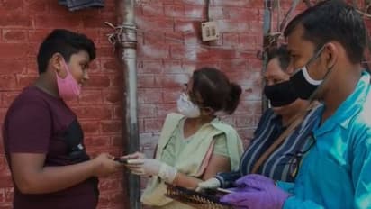 কলকাতায় মাকে দেখতে এসে ত্রাণ সেবায় ব্রত প্রবাসী বাঙালি, অনলাইনে পড়তে শিক্ষার্থীদের দিলেন নিজের স্মার্ট ফোনও