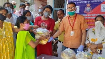 লকডাউনে কুমোরটুলির পাশে দাড়ালেন রুপান্তরকামী, এগিয়ে এলেন মানবধিকার সংস্থা ও অপরাধদমন শাখা