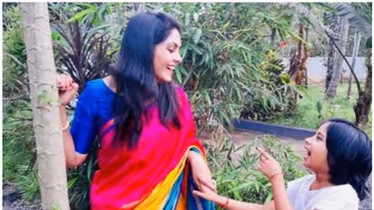 ചിരിക്കാനും ചിരിപ്പിക്കാനും; മനോഹരമായ ലോകത്തെ കുറിച്ച് ഓര്മ്മിപ്പിച്ച് ഗായത്രി അരുണ്