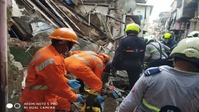 ముంబైలో కుప్పకూలిన భవనం: సురక్షితంగా బయటపడిన 14 మంది