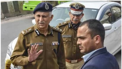 മദ്യശാലകള്ക്ക് മുന്നിലെ തിരക്ക് നിയന്ത്രിക്കാന് പൊലീസുകാരെ അയക്കാന് താല്പര്യമില്ല:ദില്ലി പൊലീസ് കമ്മീഷണര്