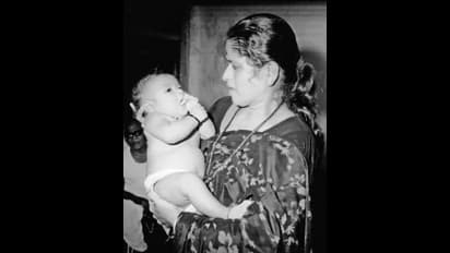 মাতৃদিবসে মায়ের সাথে ছবি পোস্ট করলেন মাস্টার ব্লাস্টার