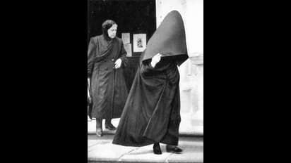 ഇവിടെ സ്ത്രീകൾ ധരിച്ചിരുന്നത് നി​ഗൂഢവും വിചിത്രവുമായ ഈ വസ്ത്രം, കാരണമെന്താവാം? ചിത്രങ്ങൾ കാണാം