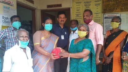 ഉണ്ണിയപ്പം വിറ്റുകിട്ടിയ തുക ദുരിതാശ്വാസ നിധിയിലേക്ക്; സരോജിനി സന്തോഷവതി