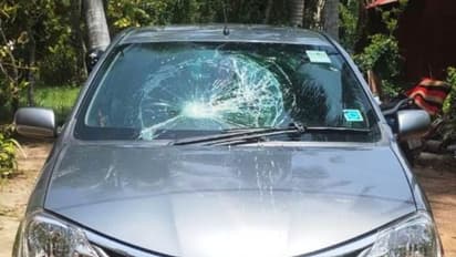 വീട്ടുമുറ്റത്ത് കിടന്ന കാറിന്റെ ചില്ല് വലിയ പാറക്കല്ല് ഉപയോഗിച്ച് തകർത്തു