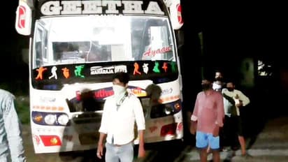 আড়াই লাখ টাকা দিয়ে বাস ভাড়া,তেলেঙ্গানা থেকে বাঁকুড়ায় ফিরল ৬৪ পরিযায়ী শ্রমিক