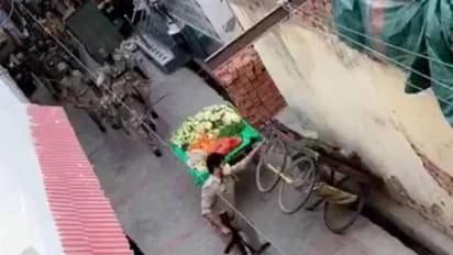 കൊവിഡ് ഹോട്ട്സ്പോട്ടില് പച്ചക്കറി നിറച്ച ഉന്തുവണ്ടികള് മറിച്ചിട്ട് യുപി പൊലീസ്; അന്വേഷണത്തിന് ഉത്തരവ്