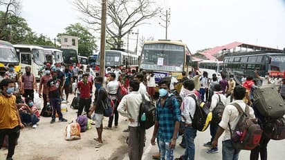 বাড়ি ফিরতে মরিয়া 'ওঁরা', রবীন্দ্রনাথের কথায় যাঁরা কাজ করে 'দেশে দেশান্তরে' 'নগর প্রান্তরে'