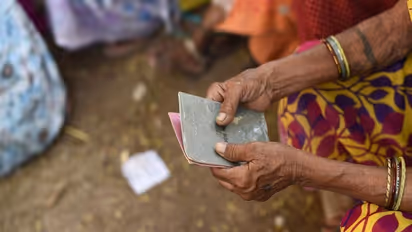 ചുവപ്പുനാടയില് വഴിമുട്ടുമ്പോള്; 15 വര്ഷമായി അപേക്ഷകളുമായി ഓഫീസ് കയറിയിട്ടും കനിവില്ലാതെ ഉദ്യോഗസ്ഥര്