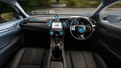 കാര് ഓട്ടോ മോഡിലിട്ട് യാത്രികര് ചെയ്തത് ഇങ്ങനെ, കയ്യോടെ പൊക്കി പൊലീസ്!