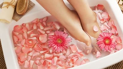 শরীরের যত্নে অবহেলা, পুজোর আগে মাথায় হাত, পায়ের পাতার হাল ফেরান এবার বাড়িতেই