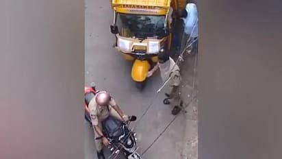 ഓട്ടോക്കാരനില്‍നിന്ന് കൈക്കൂലി വാങ്ങുന്നത് ക്യാമറയില്‍ കുടുങ്ങി, ഹൈദരാബാദില്‍ 2 പൊലീസുകാര്‍ക്ക് സസ്പെന്‍ഷന്‍