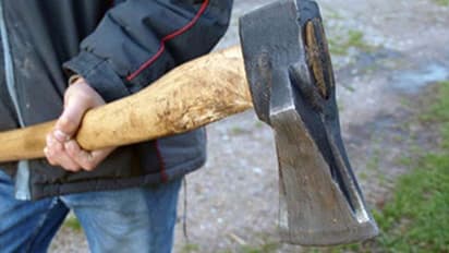 थाने में खून से लथपथ कुल्हाड़ी लेकर पहुंचा पति, बोला-साहब बीवी लड़कों से करती थी बात इसलिए काट डाला