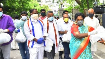 ராஜ்பவன் பணியாளர்களுக்கு ஊட்டச்சத்து மிக்க உணவுப்பொருள்களை கொடுத்த டாக்டர்.தமிழிசை சௌந்தரராஜன் !