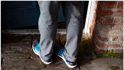 ലോക്ക്ഡൌണിനിടയില്‍ വന്‍തുക ചെലവിട്ട് നാട്ടിലെത്തിയ ഭര്‍ത്താവിനെ വീട്ടില്‍ കയറ്റാതെ ഭാര്യ