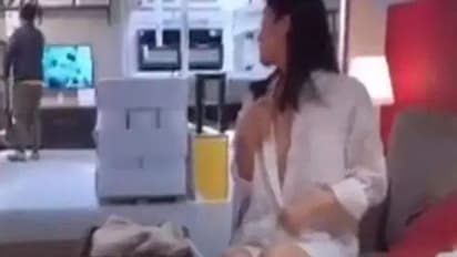 ಖುಲ್ಲಂ, ಖುಲ್ಲಾ...! ಮಾಲ್‌ಲ್ಲಿ ಹಸ್ತಮೈಥುನ ಮಾಡ್ಕೊಂಡ ಯುವತಿ, ವಿಡಿಯೋ ವೈರಲ್!