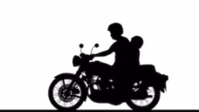 അമ്മയെ കാണണം, ബര്ഗര് കഴിക്കണം; തൃശൂരില് അച്ഛനെ കത്തികാട്ടി ഭീഷണിപ്പെടുത്തി 14കാരന്റെ ബൈക്ക് യാത്ര