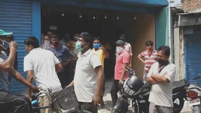 বাইক থেকে ছড়িয়ে পড়ছে হাজার হাজার টাকা, কুড়িয়ে নিয়ে করোনা আতঙ্কে রায়গঞ্জ