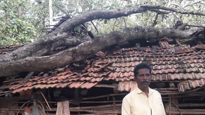 ಶಿವಮೊಗ್ಗದಲ್ಲಿ ಸುರಿದ ಧಾರಾಕಾರ ಮಳೆಗೆ ಮನೆ ಜಖಂ