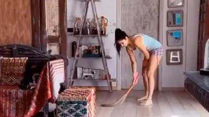 താരങ്ങളെക്കൊണ്ട് വരെ ചൂലെടുപ്പിച്ച് ലോക്ഡൗണ്; രസകരമായ ചിത്രം....