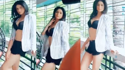 অন্তর্বাসে ঝড় তুললেন শামি পত্নী হাসিন, শরীরী হিল্লোলে কাঁপছে নেটদুনিয়া