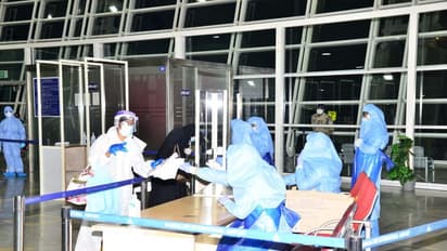 ಮಂಗಳೂರು ವಿಮಾನ ನಿಲ್ದಾಣದಲ್ಲಿ ದುಬೈ ಯಾನಿಗಳ ಪರದಾಟ, ಜಿಲ್ಲಾಡಳಿತ ವಿರುದ್ಧ ಗರಂ