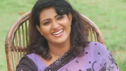 'ആ മഹാപാപിയാണ് റോസാപൂവുമായി വീട്ടുമുറ്റത്ത് വന്ന് നിൽക്കുന്നത്'; വാണി വിശ്വനാഥിന് പിറന്നാളാശംസയുമായി ആരാധകന്