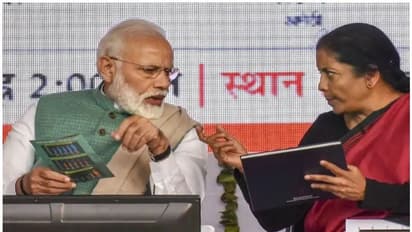 മോദി ഇന്നലെ പ്രഖ്യാപിച്ച 'ഉത്തേജന'പാക്കേജ് പാകിസ്ഥാന്റെ ജിഡിപിക്ക് തുല്യം, അംബാനിയുടെ സമ്പത്തിന്റെ രണ്ടിരട്ടി