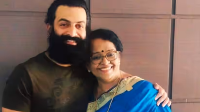 'അക്കാര്യത്തില് മാത്രമാണ് പൃഥ്വി സങ്കടം പറഞ്ഞത്'; പൃഥ്വിരാജിന്റെ ഫോണ്കോളിനെക്കുറിച്ച് മല്ലിക സുകുമാരന്