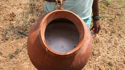 மதுக்கடைக்கு நோ சொல்லி கள்ளு கடையை திறந்த கேரளா.. ஒன்லி பார்சல்தான்; சைட்டிஷ் கிடையாது..!