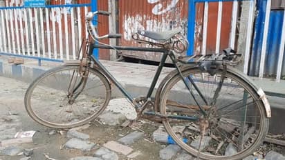 রাস্তায় তালাবিহীন সাইকেল, করোনা আতঙ্কে ছুঁয়ে দেখছে না চোরেরাও