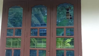 സാമൂഹ്യവിരുദ്ധർ വീട് ആക്രമിച്ചു; ബൈക്കും വേലിക്കല്ലുകളും തകര്‍ത്തു