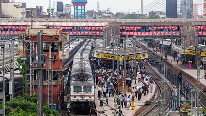ഓൺലൈൻ ടിക്കറ്റ് ബുക്കിംഗിനുള്ള കൺവീനിയൻസ് ഫീസ്; 694 കോടി നേടി റെയിൽവെ