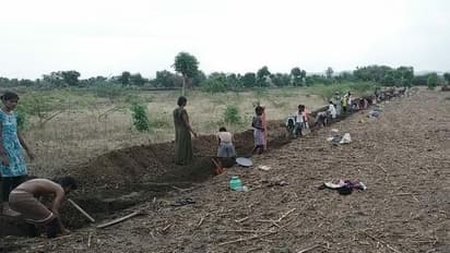 ಲಾಕ್‌ಡೌನ್‌ ಎಫೆಕ್ಟ್‌: ಕೂಲಿ ಮಾಡಿ ಬಡ ಕುಟುಂಬ ಸಲಹುತ್ತಿರುವ ಪದವೀಧರೆ..!