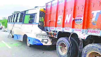 अधूरी रह गई घर पहुंचने की चाहत, प्रवासियों से भरी बस की ट्रक से भिड़ंत में 2 की मौत; 7 जख्मी