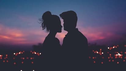 प्यार की ताकत ने तोड़ दी बंदिशें, गुजरात से पैदल चलकर प्रेमिका से मिलने सैकड़ों मील दूर पहुंच गया बनारस