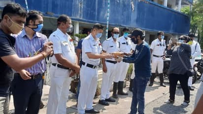 করোনা যুদ্ধে সামিল কলকাতা পুলিশকে সম্বর্ধনা, পূজার বাজেট কমিয়ে দুঃস্থদের সাহায্য় বরিশা সার্বজনীনের