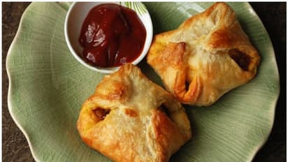 നാല് മണി ചായയ്ക്ക് ചൂടോടെ ഒരു 'മുട്ട പഫ്സ്' കഴിക്കാം; വീട്ടിൽ തന്നെ എളുപ്പം തയ്യാറാക്കാം